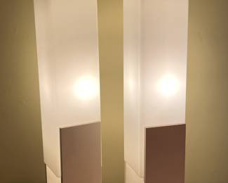 WORKING Vintage Mid-Century Modern 1960s Set Of 2 Table Lamps W/ White Wood Lacquered Bases, Plexiglass Shades, & Ball Pull-Chain Switches By Modeline (California)