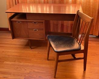 FABULOUS 1960s Mid-Century Modern Mainline For Hooker Furniture Floating Walnut Wood Executive Desk W/ ORIGINAL Upholstered Chair
