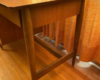 FABULOUS 1960s Mid-Century Modern Mainline For Hooker Furniture Floating Walnut Wood Executive Desk W/ ORIGINAL Upholstered Chair