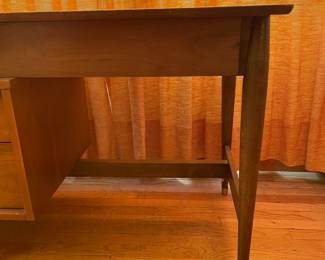 FABULOUS 1960s Mid-Century Modern Mainline For Hooker Furniture Floating Walnut Wood Executive Desk W/ ORIGINAL Upholstered Chair