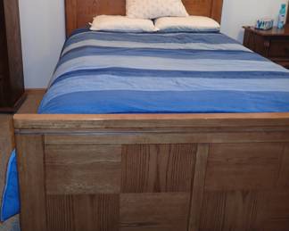 QUEEN BED HEAD/FOOT BOARD MATTRESS