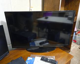 #21 Samsung Flat Screen TV w/remote - 32" $50.00