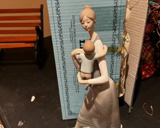 #338	Lladro	Lladro Brillo FIGURINE BEAUTIFUL MOTHER AND CHILD BABY #4701  13"	 $60.00 			
