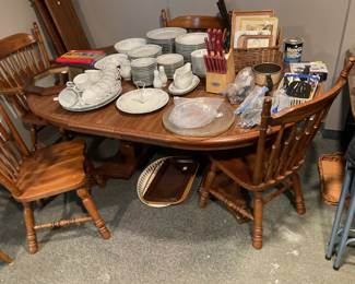 Dining table with 4 Leaves & Chairs