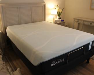 QUEEN TEPUR-PEDIC W/ ADJ BASE