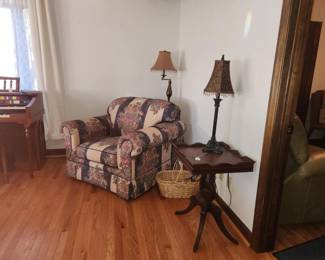 arm chair, floor lamp, table lamp, vnt. table, basket for magazines