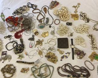 Lot # : 360 - Costume jewelry