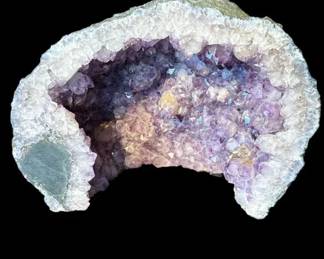 Lot # : 150z - Heavy, large amethyst crystal cathedral geode