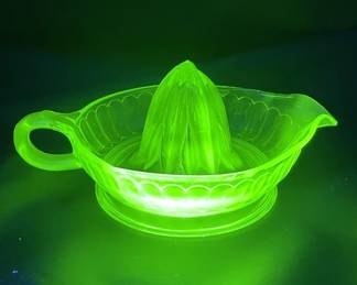 Lot # : 341z - Vintage uranium glass citrus juicer
