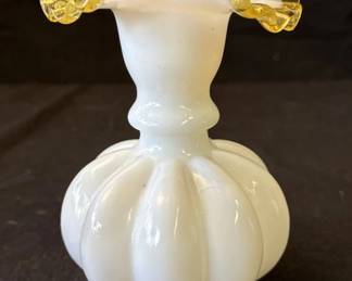 Lot # : 269z - Vintage Fenton milk glass vase