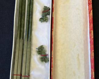 Lot # : 371z - 2 pairs of jade chopsticks with rests