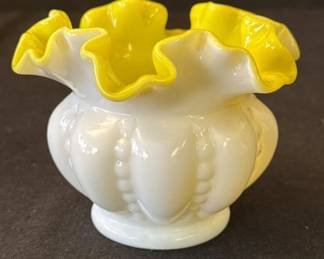 Lot # : 273z - Vintage Fenton milk glass vase