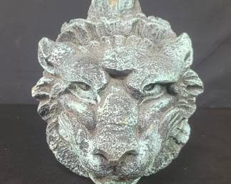 Lot # : 167 - Fiberglass and resin lion head decoration