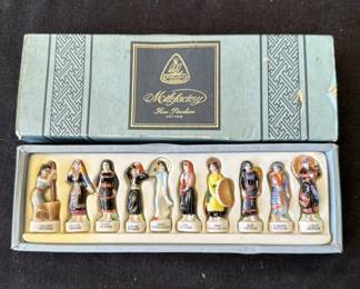 Lot # : 284z - Vietnamese porcelain miniature figurines