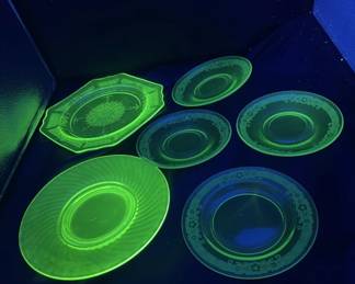 Lot # : 345z - Large group of Vaseline glass plates
