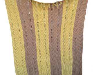 Lot # : 215z - Vintage handmade crocheted afghan