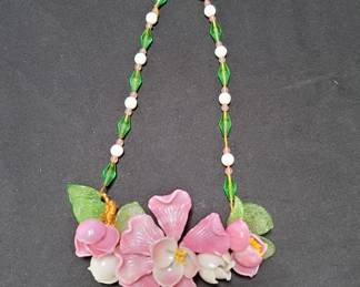 Lot # : 364 - Glass flower and bead choker