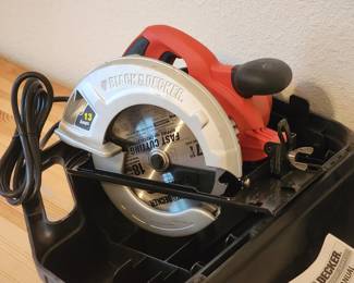 Lot # : 356d - Black & Decker circular saw CS1010 in case