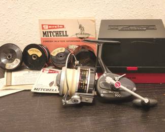 Lot # : 326d - Garcia Mitchell 900 fishing reel & 4 Garcia spools