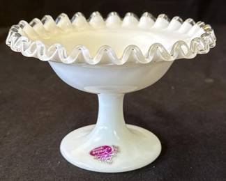 Lot # : 275z - Vintage Fenton milk glass candy dish