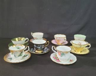 Lot # : 324 - Group of English cups and saucers