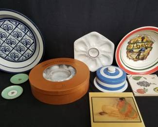 Lot # : 319 - Box of porcelain and ceramic tea cup, saucer,
bowl, etc