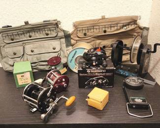 Lot # : 338d - Vintage Penn & Shimano reels & extras
