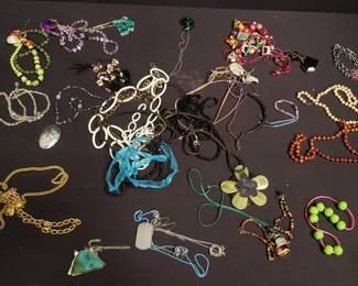 Lot # : 151 - Group of costume jewelry