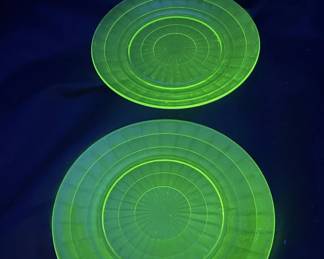 Lot # : 343z - 2 vintage uranium glass plates