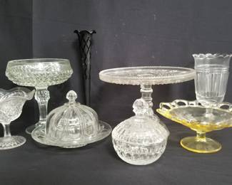 Lot # : 308 - Box of glass items – compote, vase, etc.