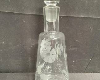 Lot # : 84 - Etched glass decanter