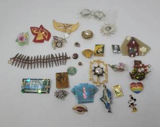 Lot # : 139 - Group of brooches, pins etc