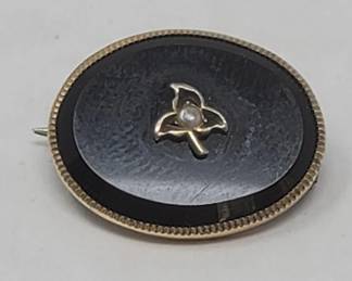 Lot # : 355 - 14k gold brooch with onyx and pearl
