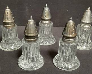 Lot # : 89 - Group of salt and pepper shakers