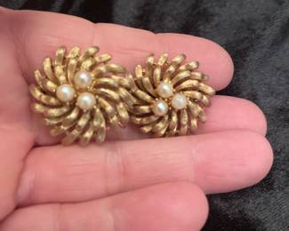 VINTAGE LISNER GOLDTONE  CLIP EARRINGS