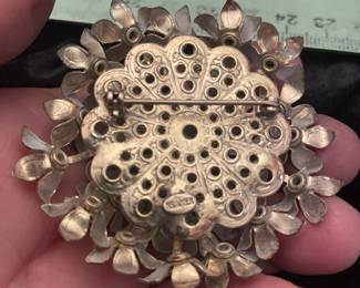 VERY VINTAGE BROOCH  SIGNED KRAMER 