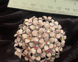 LAREG VINTAGE  KRAMER SIGNED BROOCH 