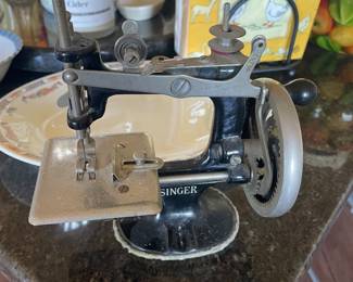 VINTAGE MINI SINGER HANDYSEW -