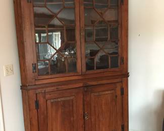 Beautiful Virginia/North Carolina corner Cupboard c1790