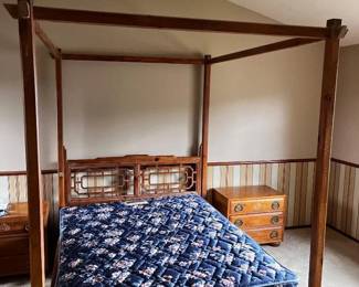 19 HenredonQueenCanopyBedPineFrameSimmonsBeautyrestMattress