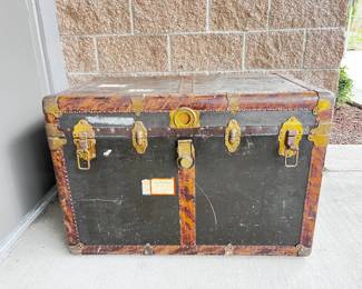 138 AntiqueFlatTopEverlastoSteamerWardrobeTrunkChest