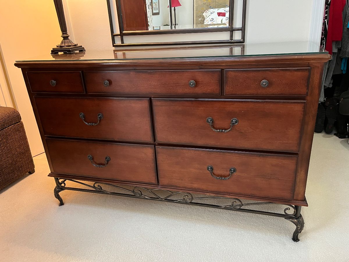 Dresser with metal base