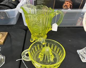 Lots of vintage glass/collectibles