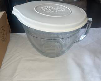 Large and small covered, pampered chef, mixing bowls