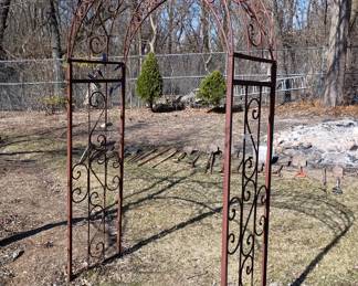 Three piece yard arbor