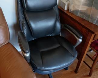 Desk chair on wheels 