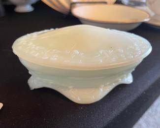 Trinket Dish with lid. Shows some signs of Uranium 