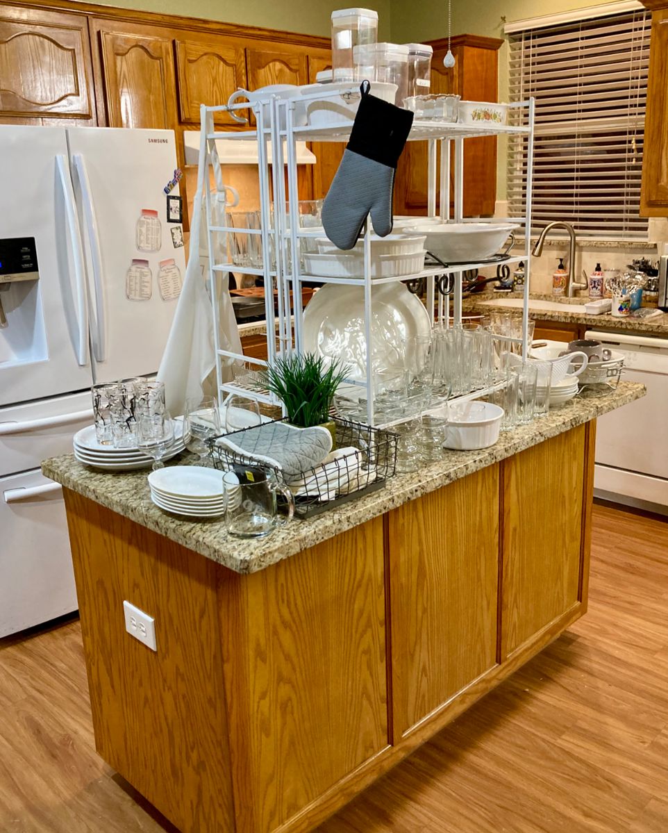 Large Selection of Kitchen Items.