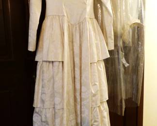 VINTAGE WEDDING DRESS WITH VEIL