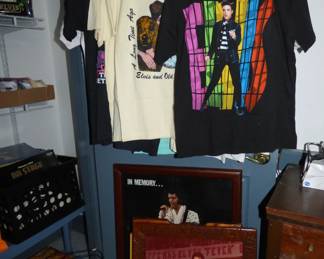 ELVIS COLLECTIBLES, TEE SHIRTS, VINYL ALBUMS, BOOKS, PICTURES, DECANTER, ETC. (SEE NEXT 3 PICS)